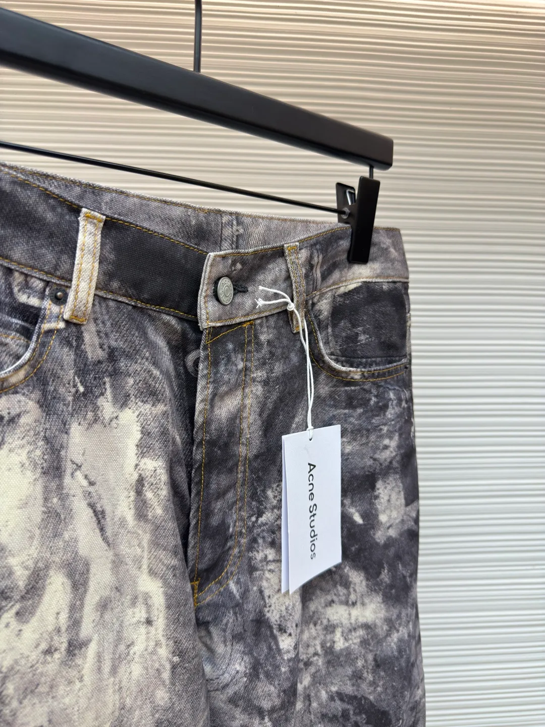 Acne Studios 3D printed jeans ●Item number: 1680127-A75 ●Fabric: brushed and non-elastic ●Technology: 3D printing ●Version: fitted fit ●Size: 44-46-48-50-52 ●Description: Brushed non-elastic fabric can produce a 3D effect. The difficulty is to correct the printing details eight times before and after, adjust the color six times, and then use laser burning to position and cut. This series is quite complicated. It can be matched with the same style to create a fashionable look and control various occasions. Customized accessories, three complete standards, the same style for men and women!